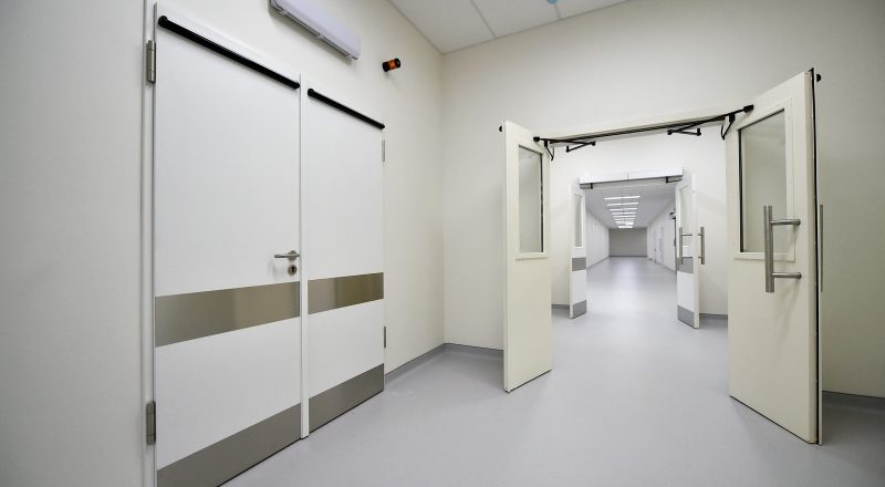 Производство медицинских дверей: безопасность и комфорт пациентов на первом месте